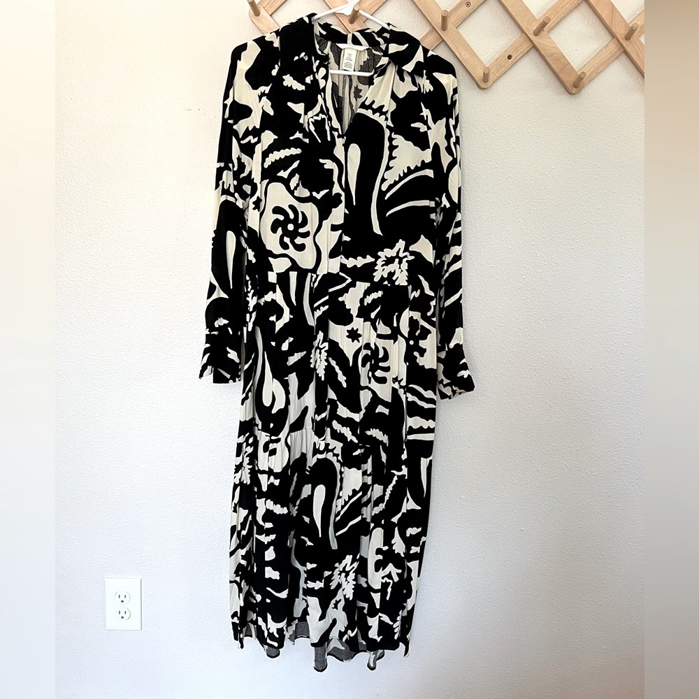 H&M Black and White V-Neck Sheath Dress
